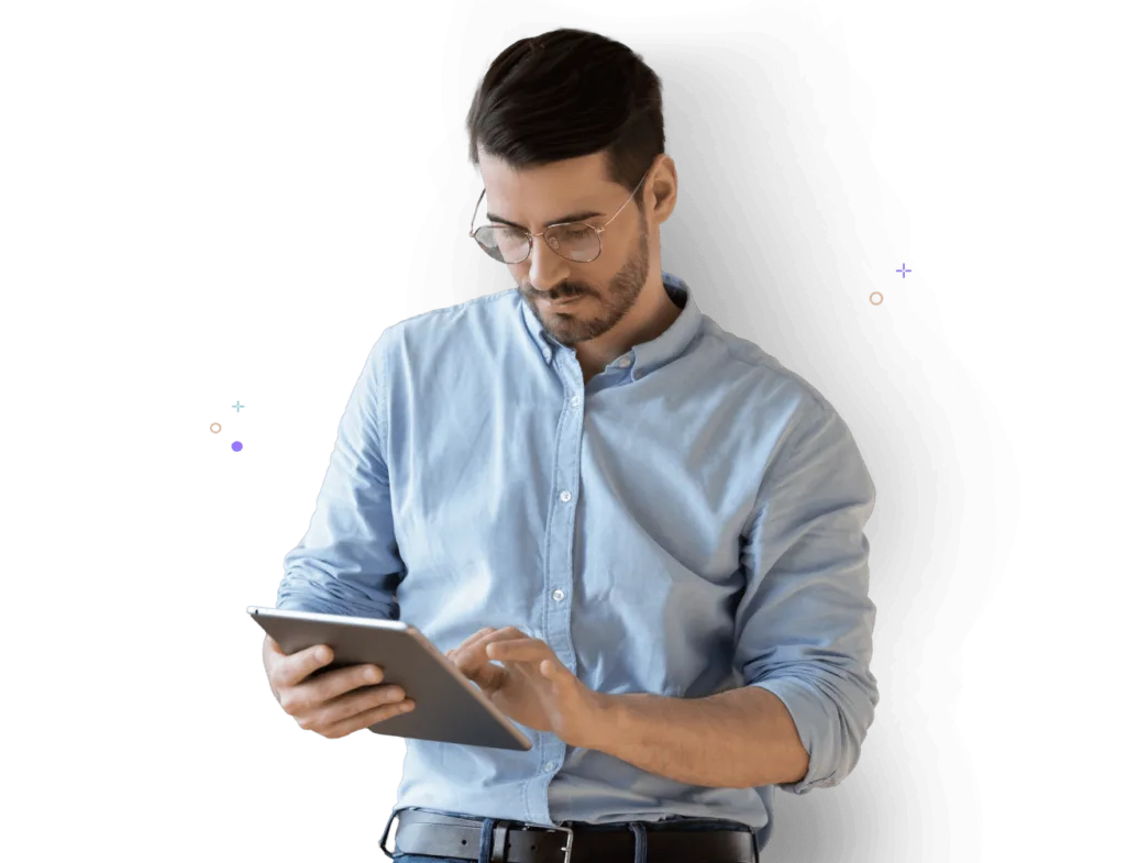 pria melacak waktu dengan aplikasi absensi mobile