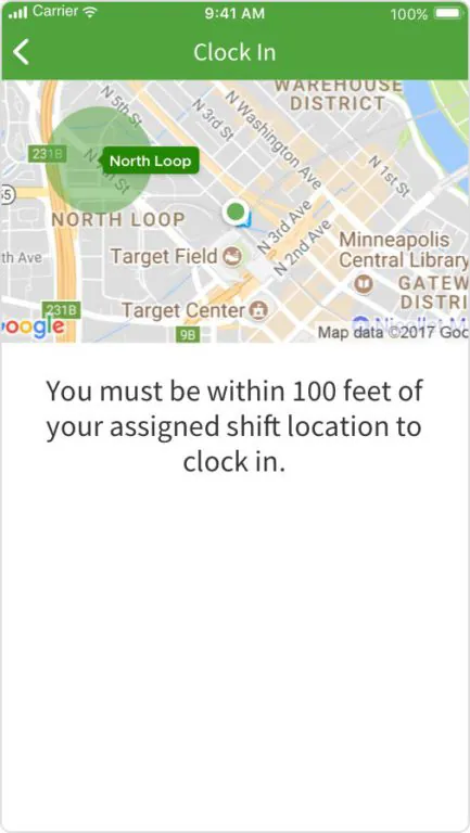 Mobiler Bildschirm, der die Anforderung der Stempeluhr When I Work mithilfe von Geofencing anzeigt