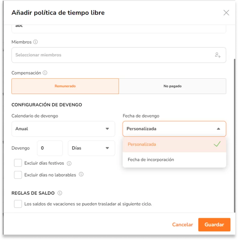 Cuando el Calendario de devengo se establece en Anual, el tiempo libre se devenga anualmente como una suma global en la fecha establecida y se prorrateará. Existen dos opciones para determinar cuándo comienza la acumulación anual de un empleado: