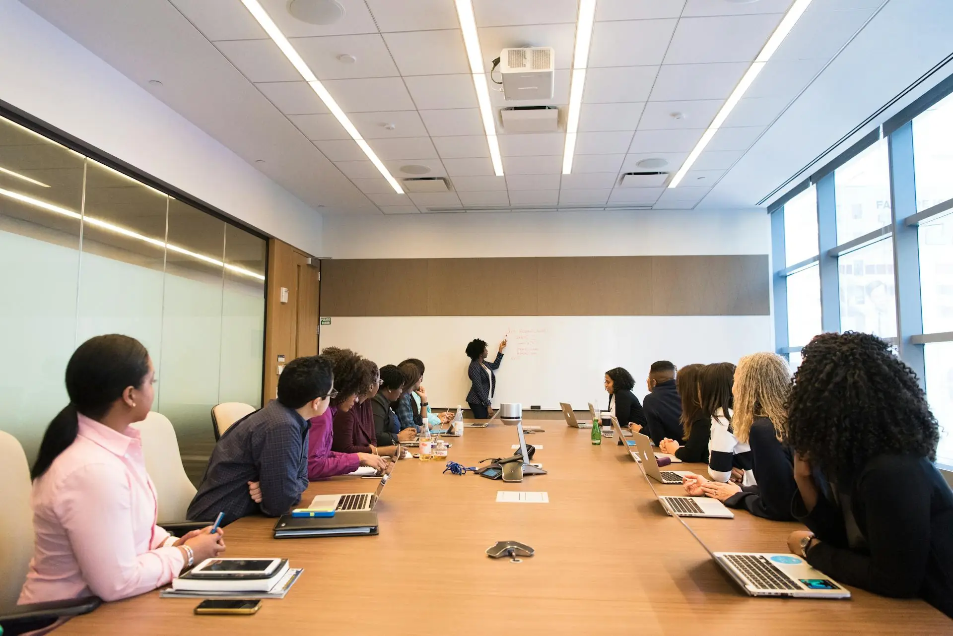 Um grupo de pessoas em uma sala de reuniões.