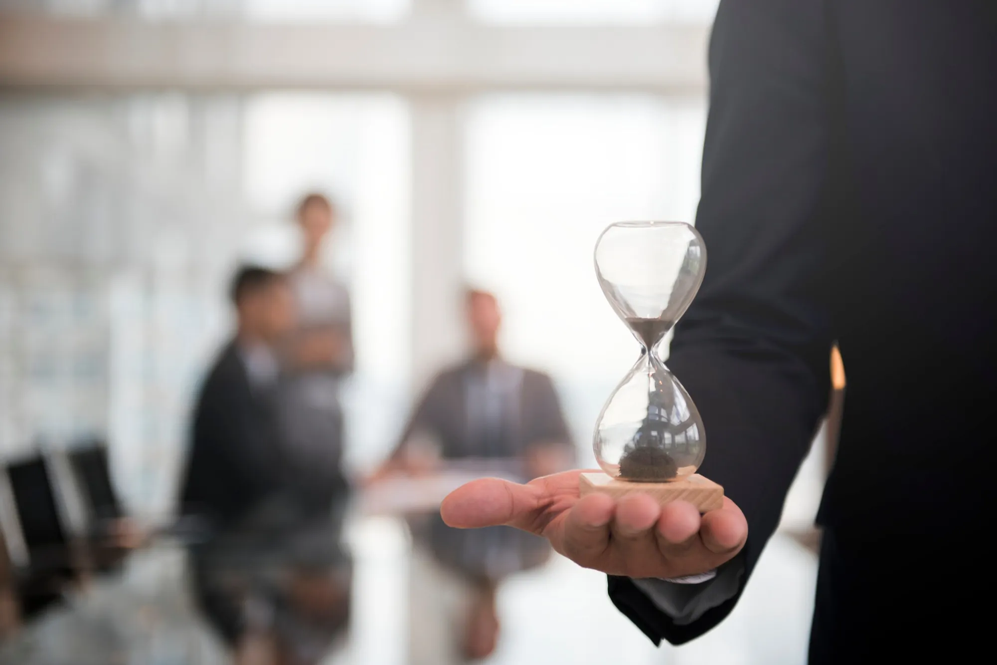 Avvocati che discutono delle pratiche di time tracking.
