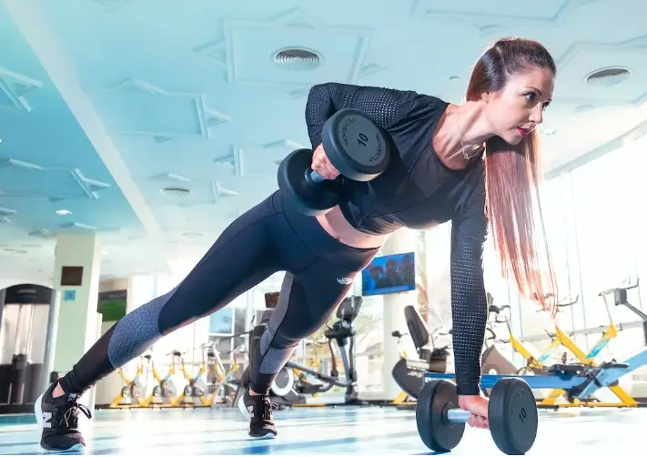 Mujer haciendo ejercicio en un gimnasio.