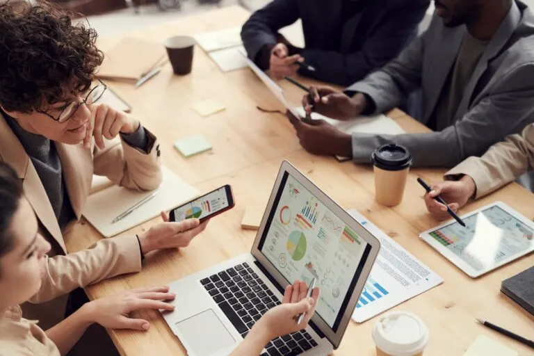 One time tracking tips for US accountants is to use tools to collaborate Un consejo sobre el control del tiempo para los contables estadounidenses es utilizar herramientas informáticas para colaborar.