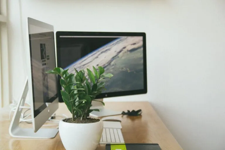 One time tracking best practice for US accountants is to organize your workspace and consider dual monitors. Una de las mejores prácticas de control del tiempo para los contables estadounidenses es organizar el espacio de trabajo y considerar la posibilidad de utilizar dos monitores.