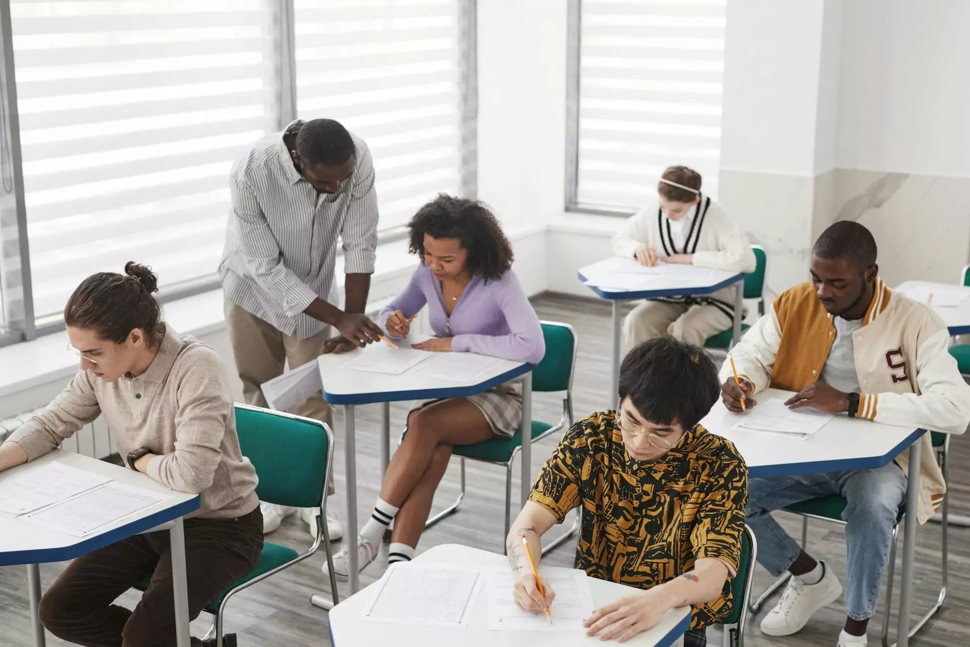 Uma turma de estudantes do ensino médio aplicando as práticas recomendadas para melhorar a frequência escolar.