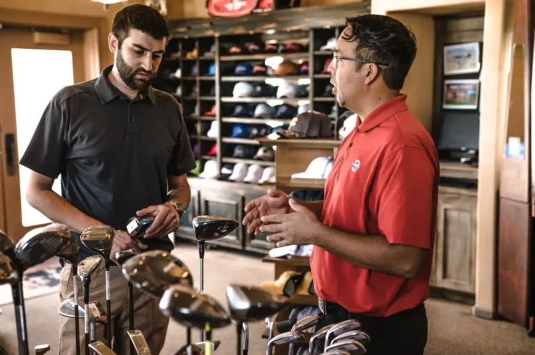Deux hommes dans un magasin de golf