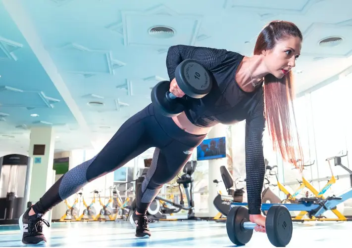 Femme faisant de l'exercice dans une salle de sport