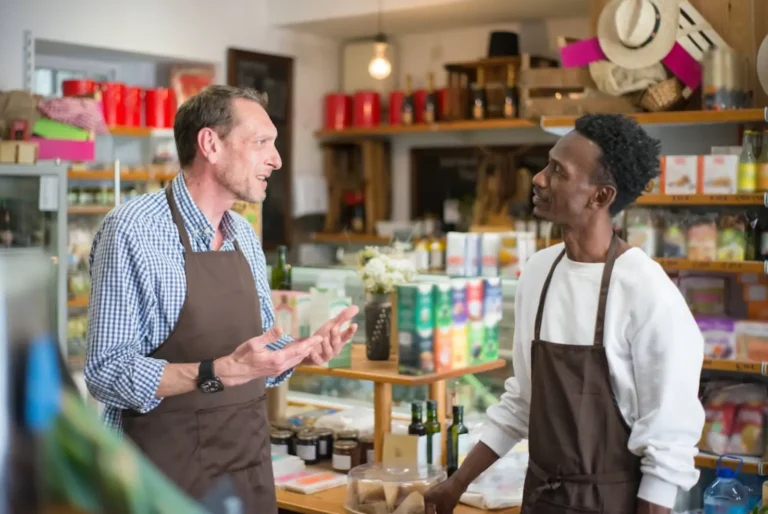 Des hommes discutant à l'intérieur d'un magasin d'alimentation