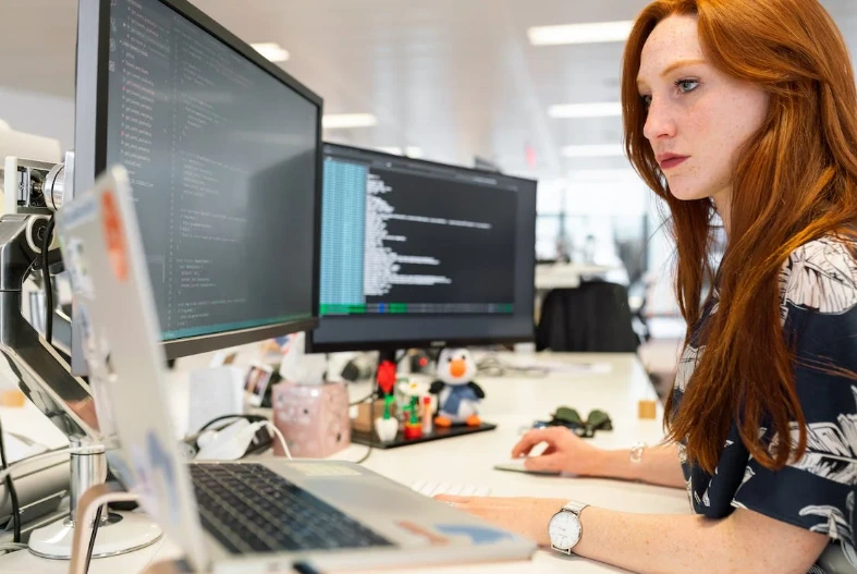 Une femme en train de coder