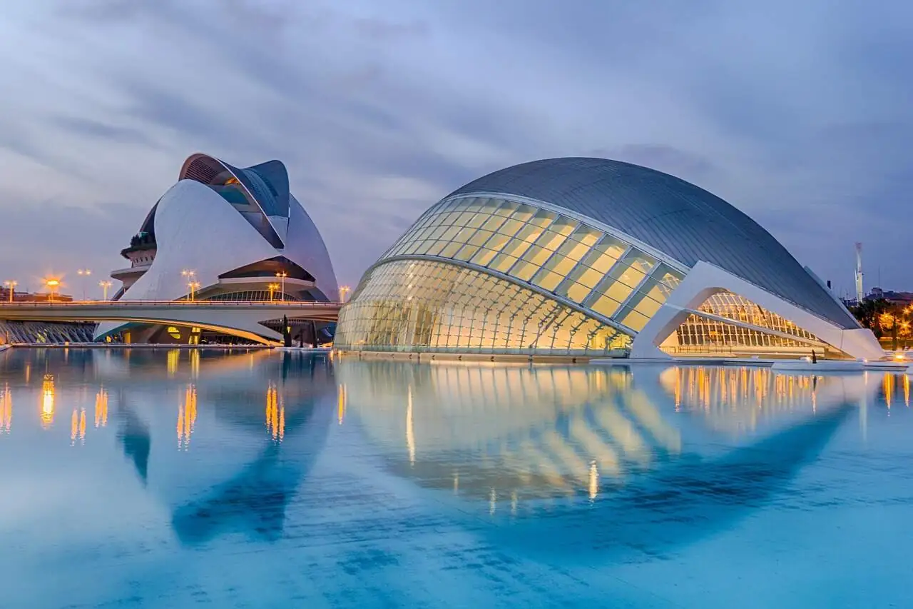 Edificios futuristas de la Ciudad de las Artes y las Ciencias de Valencia, España.