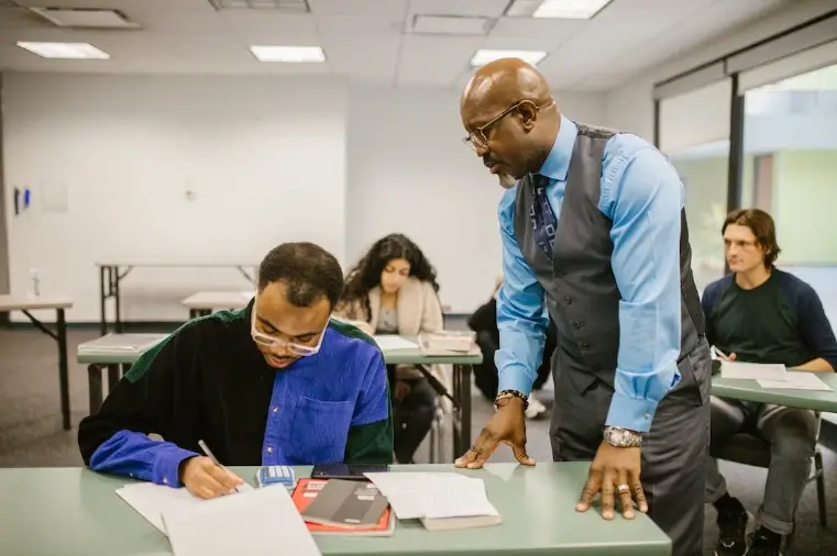 Profesor supervisando a sus alumnos durante un examen.