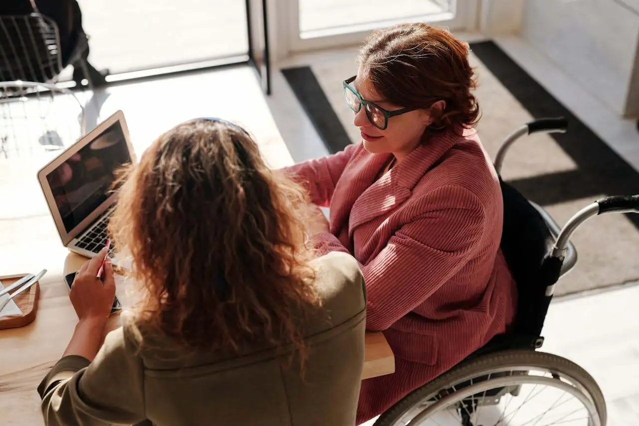 Dos mujeres hablan sobre las mejores prácticas de seguimiento del tiempo.