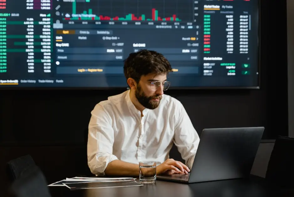 Homme analysant des données sur un ordinateur portable