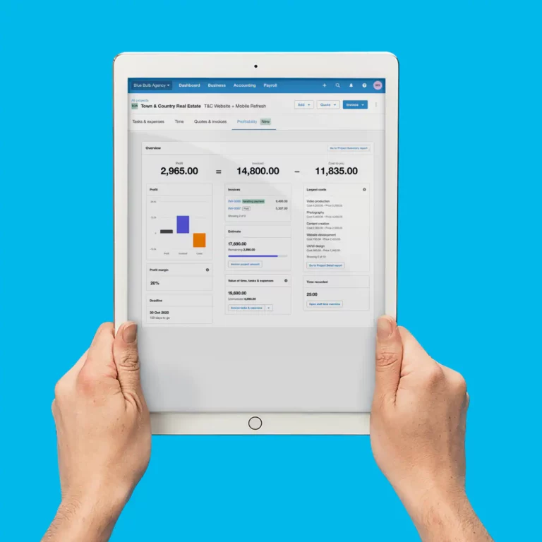 Des mains tenant une tablette affichant une capture d'écran de l'aperçu de Xero Projects sur un fond bleu.