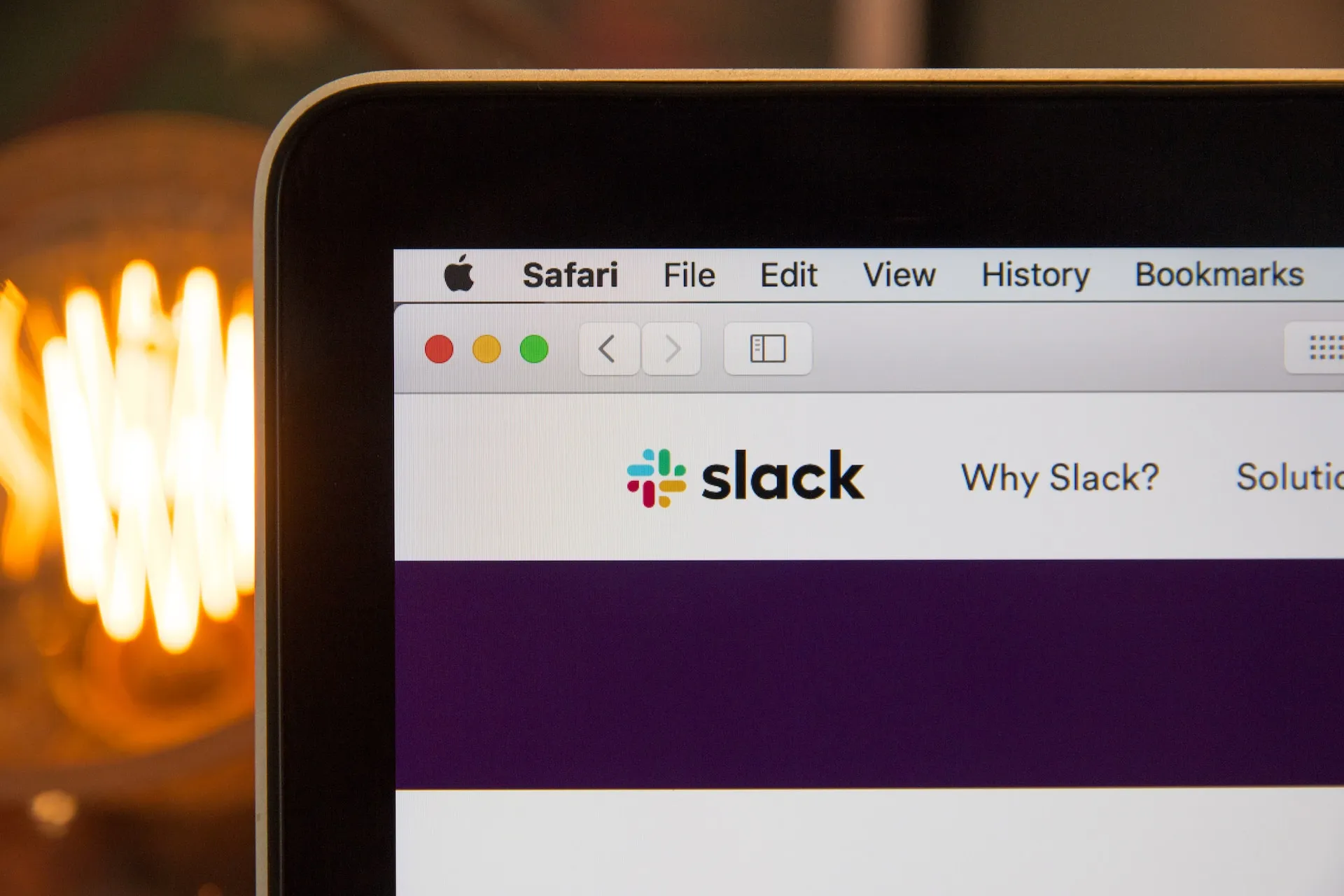 L'app Slack visualizzata su un MacBook.