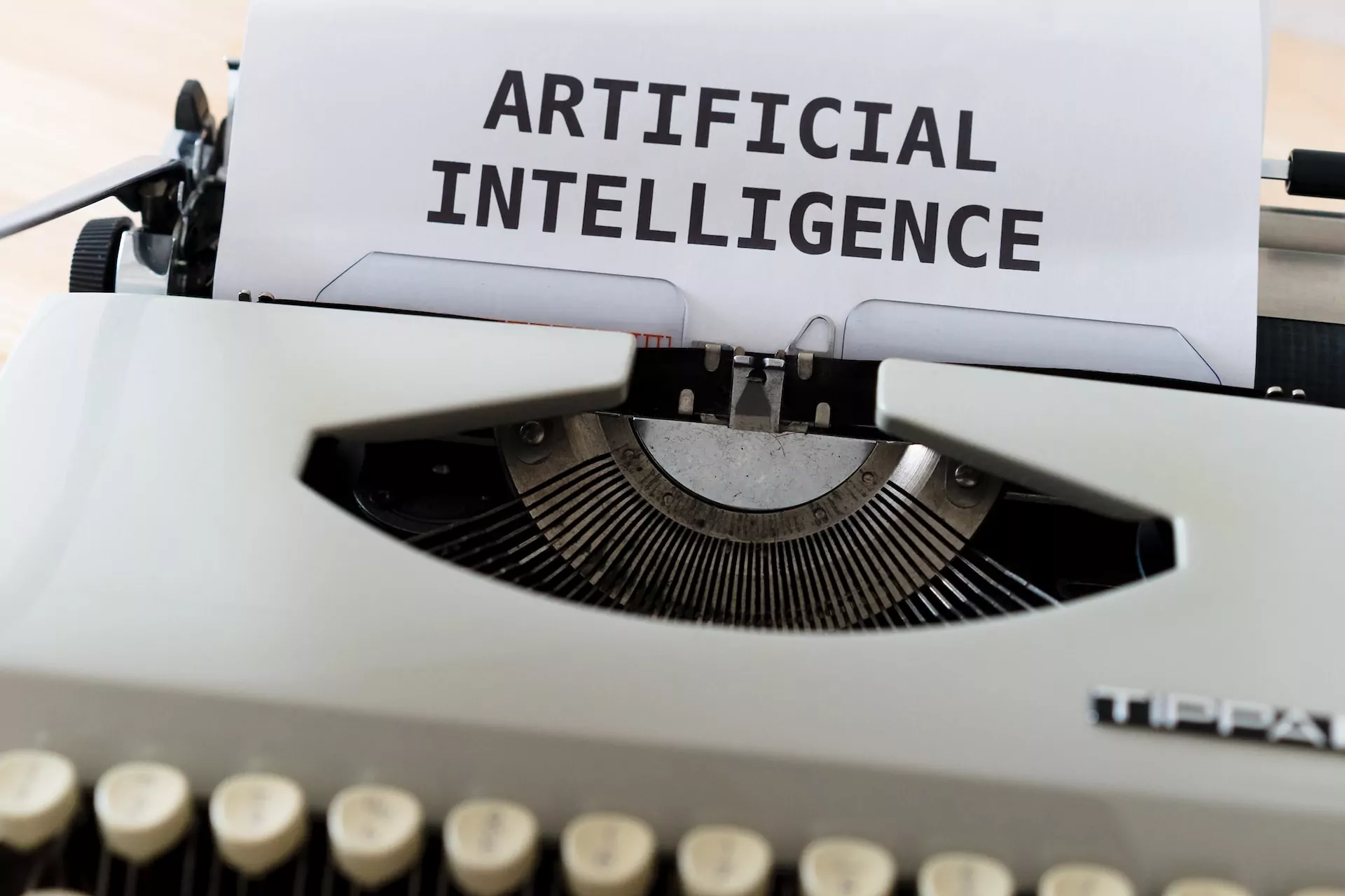 Time tracking con AI. Una macchina da scrivere che stampa la scritta "Intelligenza Artificiale" su un foglio di carta.