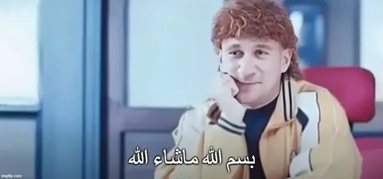 شخصية فيلم مبهورة.