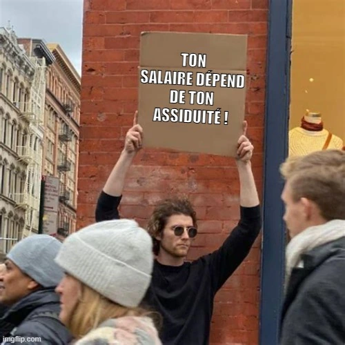 Un homme tenant une pancarte.