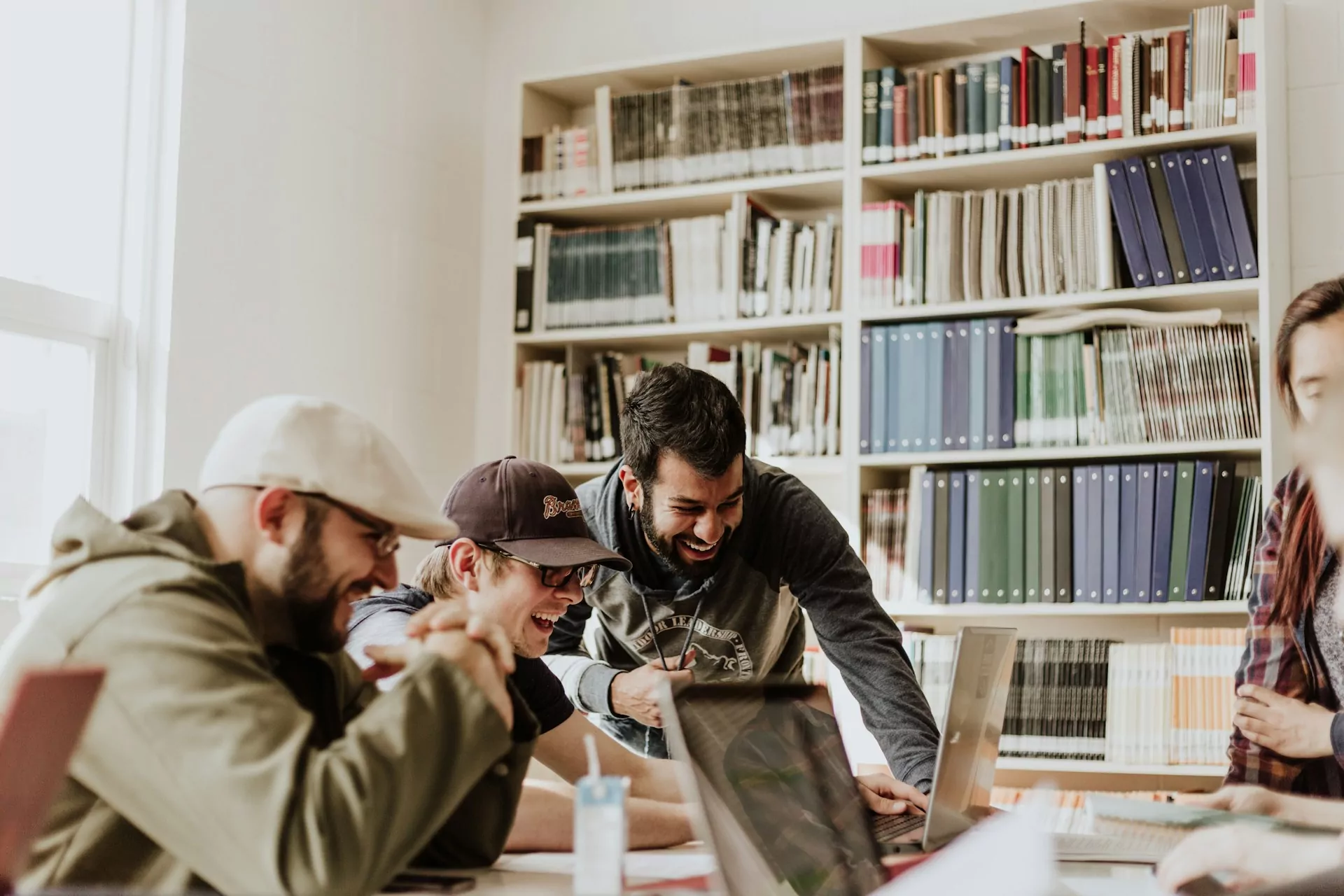 Un gruppo di dipendenti che ride in ufficio. Foto di Priscilla Du Preez ?? su Unsplash
