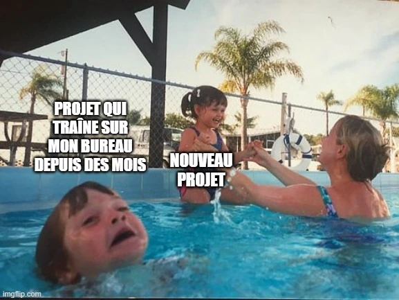 Mème représentant un parent jouant avec son enfant dans la piscine tandis que son autre enfant se débat dans l'eau.