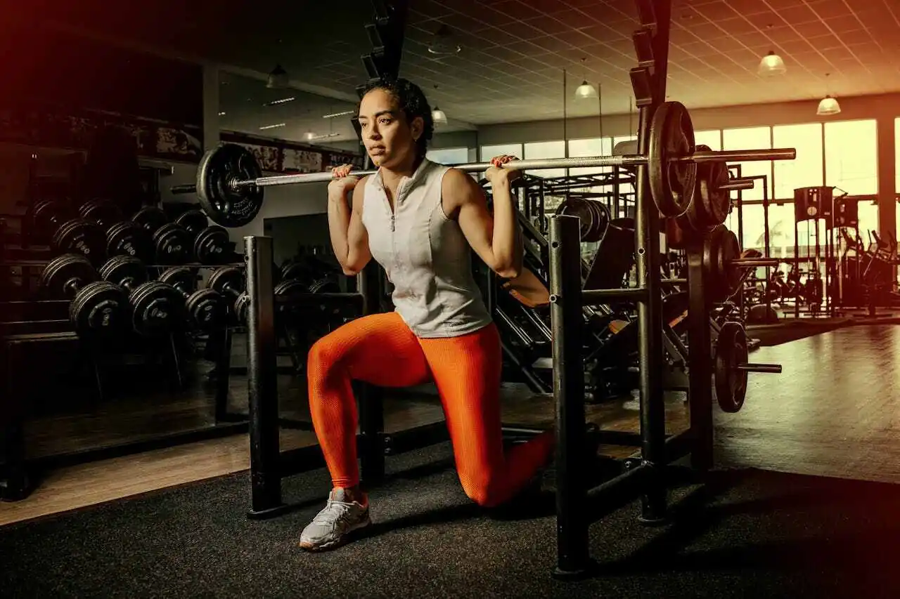 Mujeres haciendo ejercicio en un gimnasio.