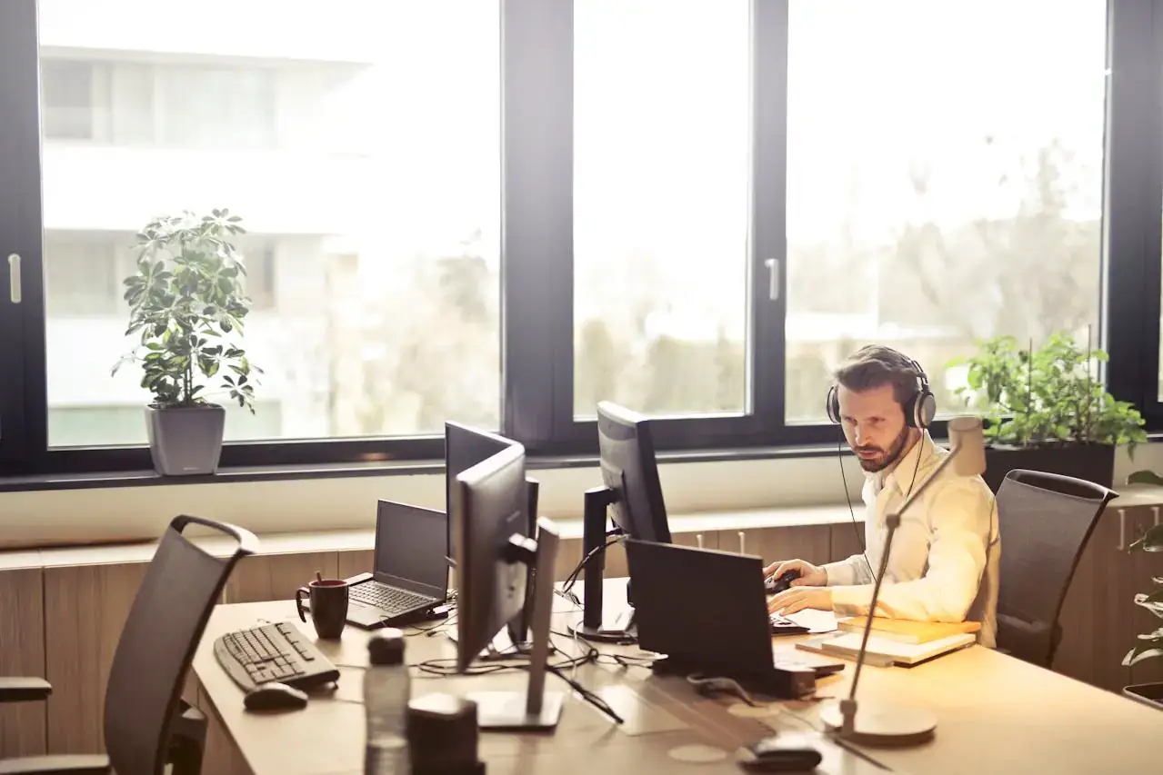 Un empleado trabajando en su ordenador en la oficina.