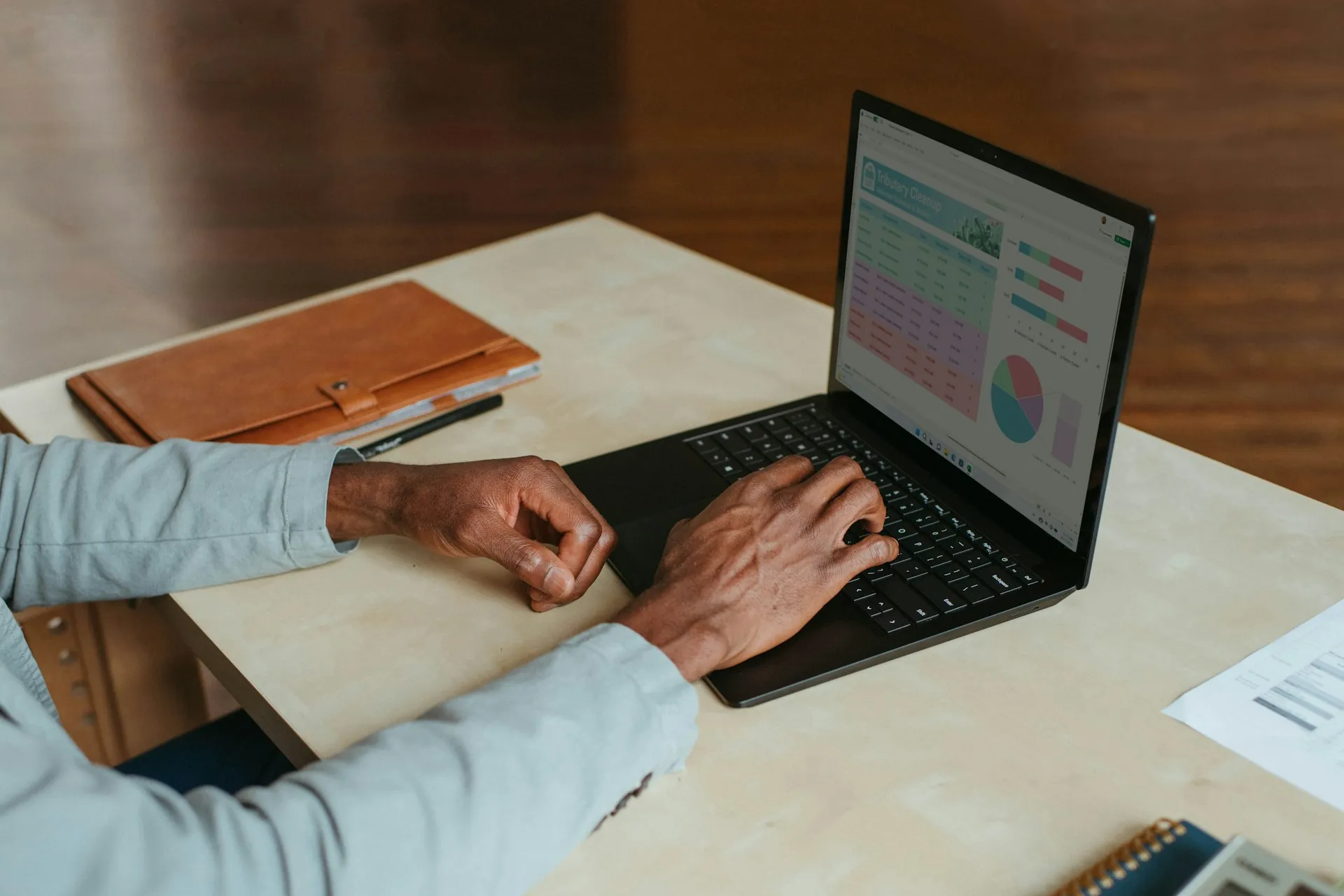 Time tracking for freelancers. A man working on their laptop. Photo by Windows on Unsplash