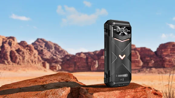 Doogee V Max Plus 耐用手机放在岩石上,背景是沙漠景观。