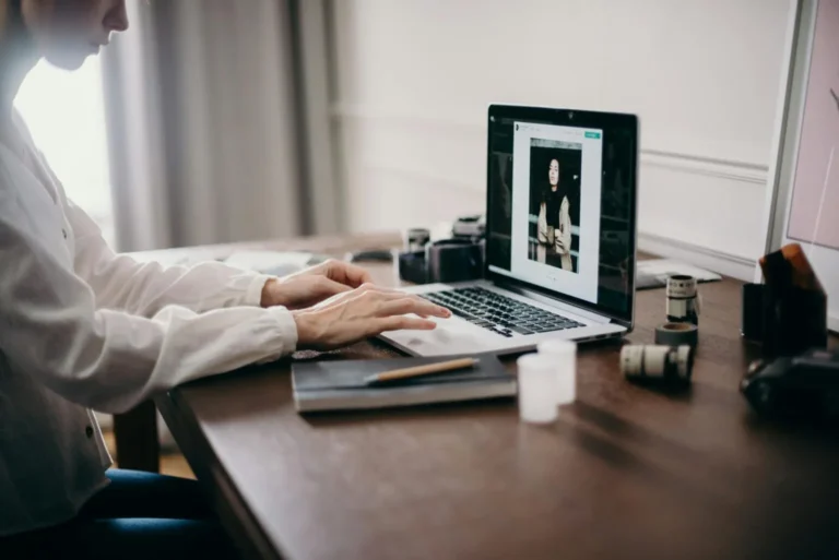 wanita yang menggunakan laptop saat bekerja remote