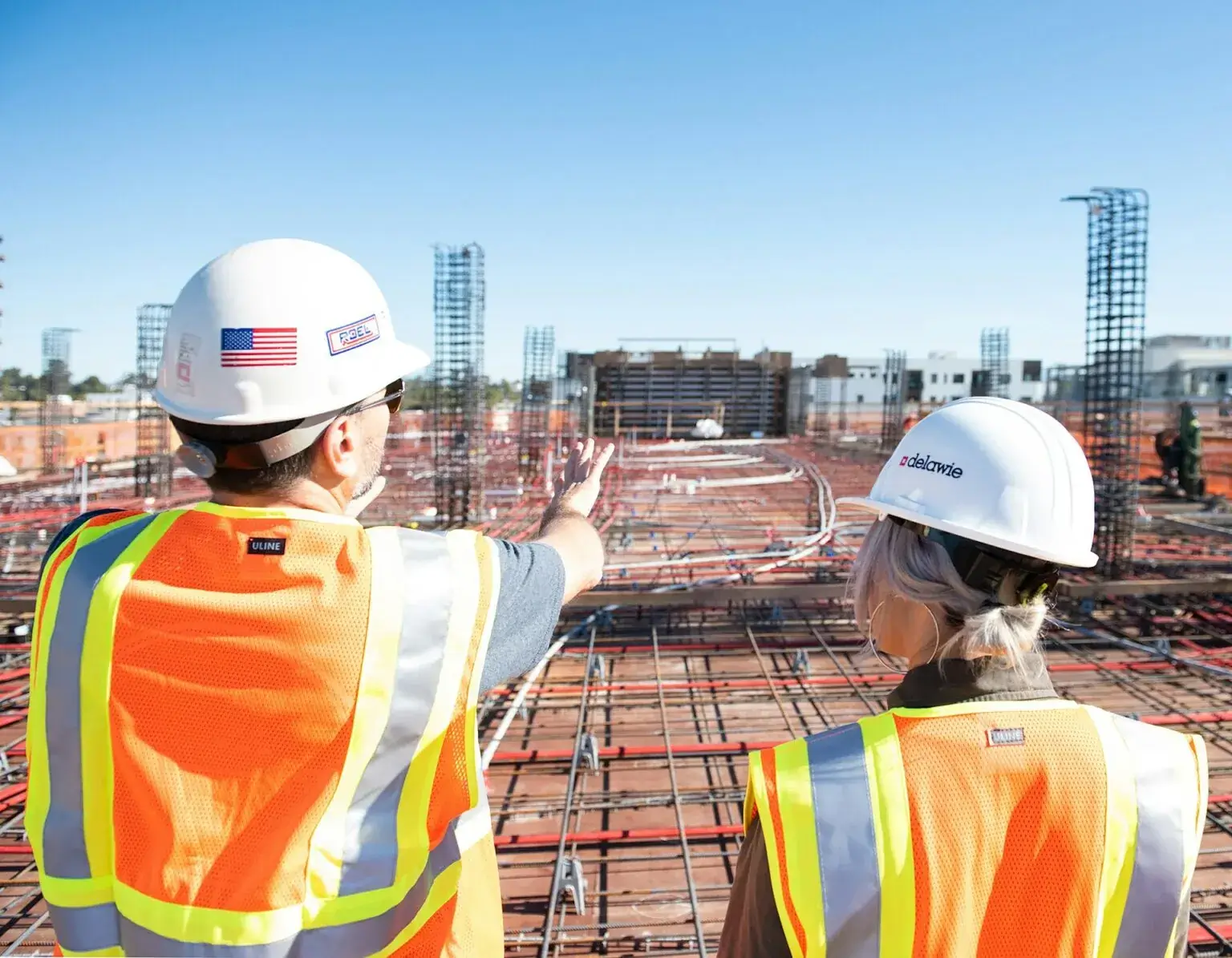 Dos trabajadores de la construcción inspeccionando una obra.