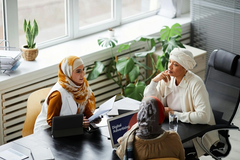 أشخاص مجتمعون في مكتب.