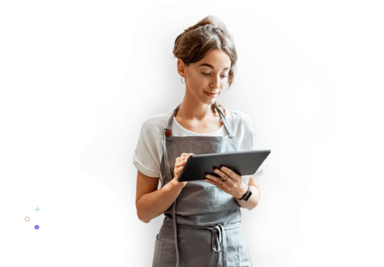 Employée dans la restauration faisant le suivi du temps sur sa tablette
