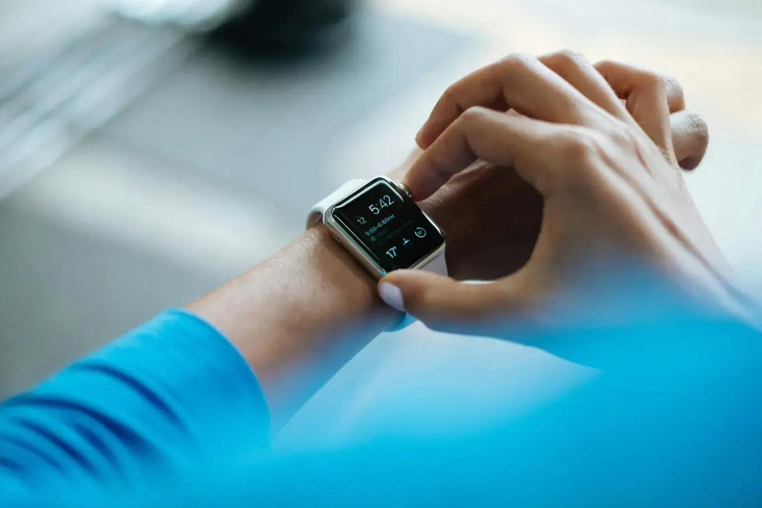 persona que consulta su reloj inteligente para ver si hay actualizaciones