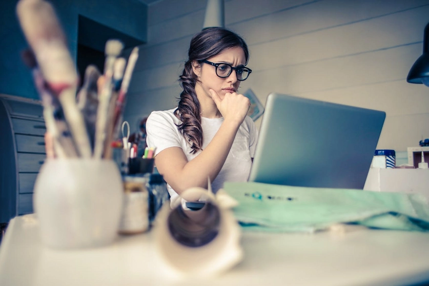 Photo d'une femme au travail, qui a du mal à se concentrer et à être productive.