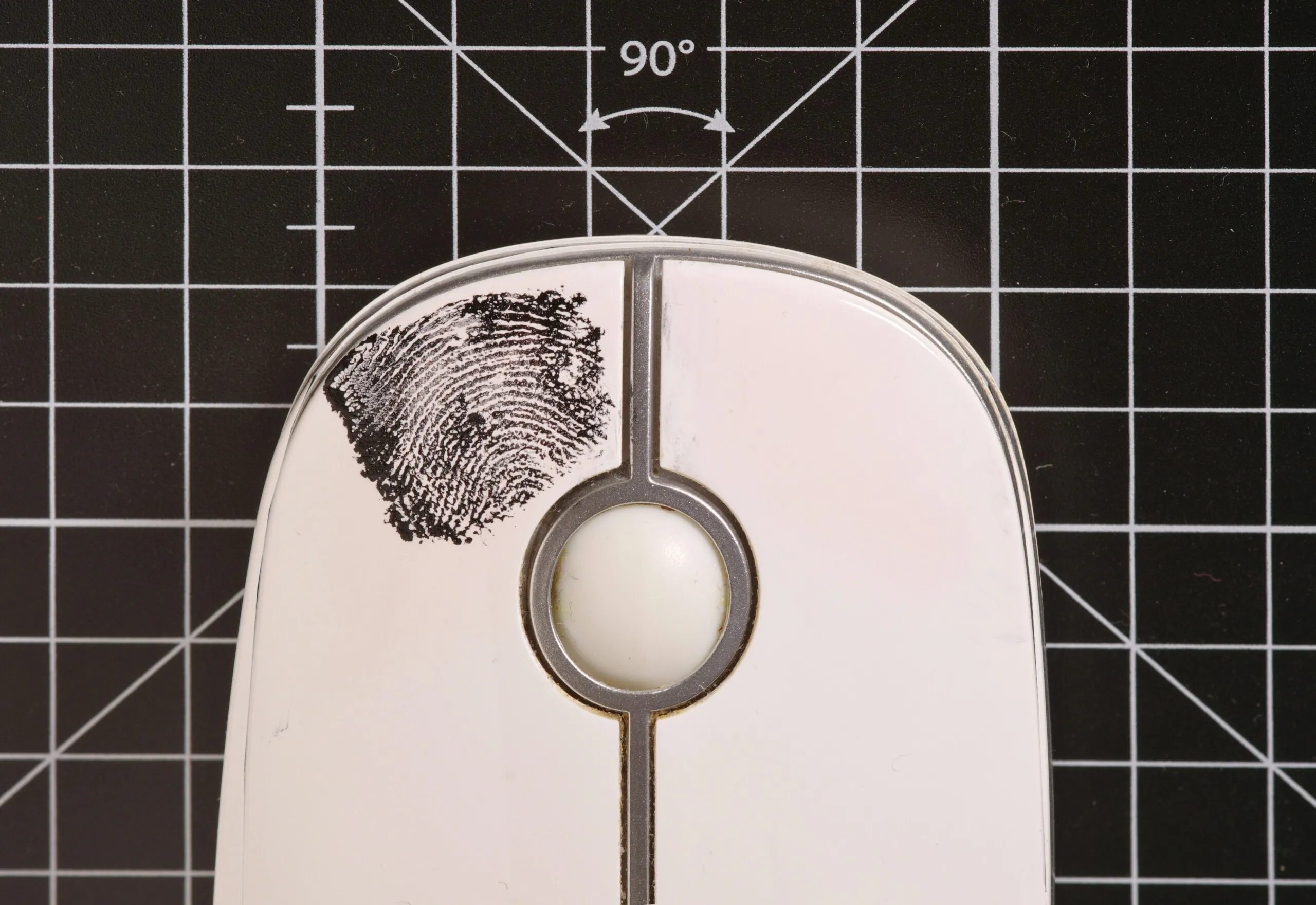 Imagem de um mouse com uma impressão digital representando a utilização de dados biométricos usados pelas empresas para monitorar seus funcionários