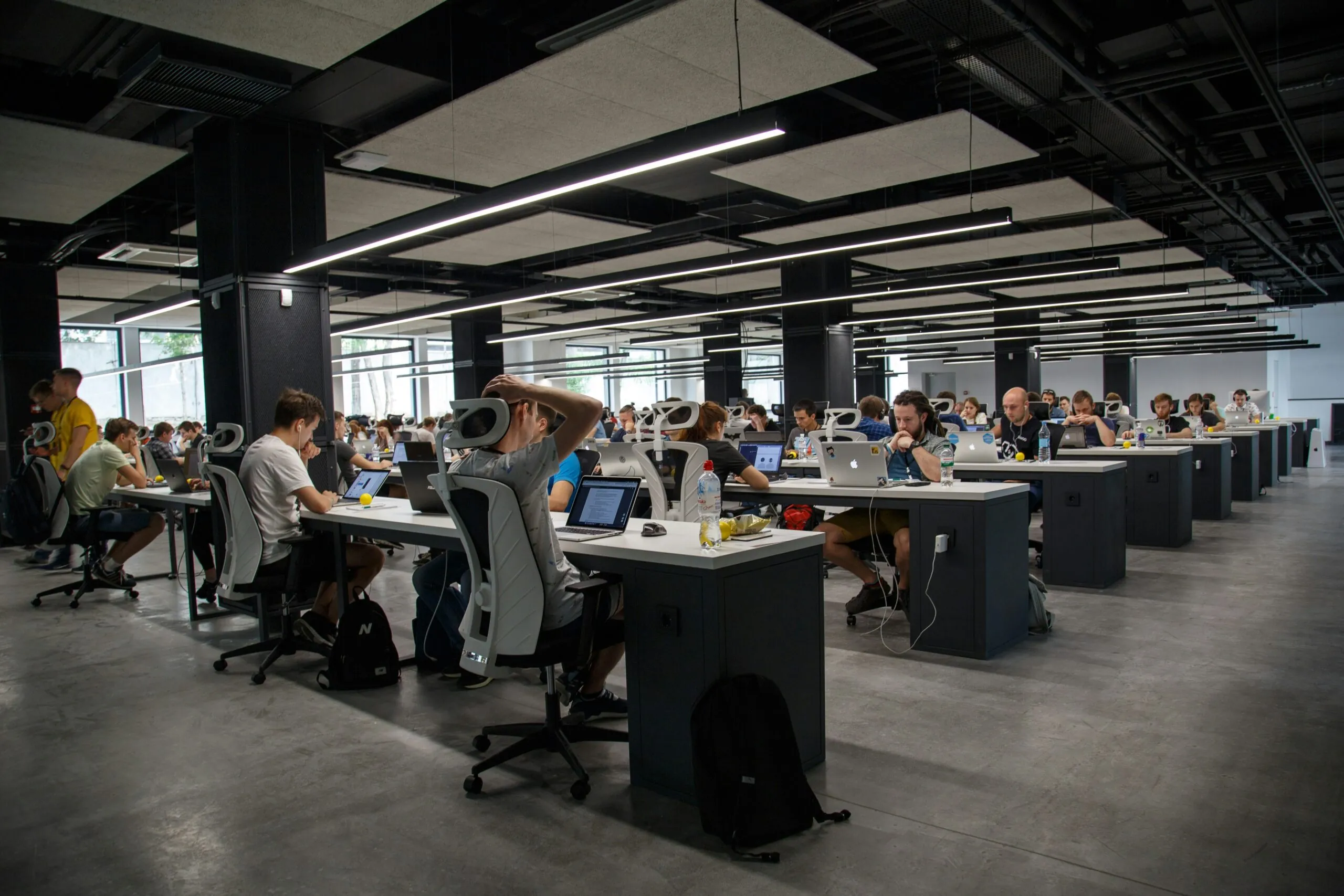 Imagem de um escritório a experimentar a redução da jornada de trabalho