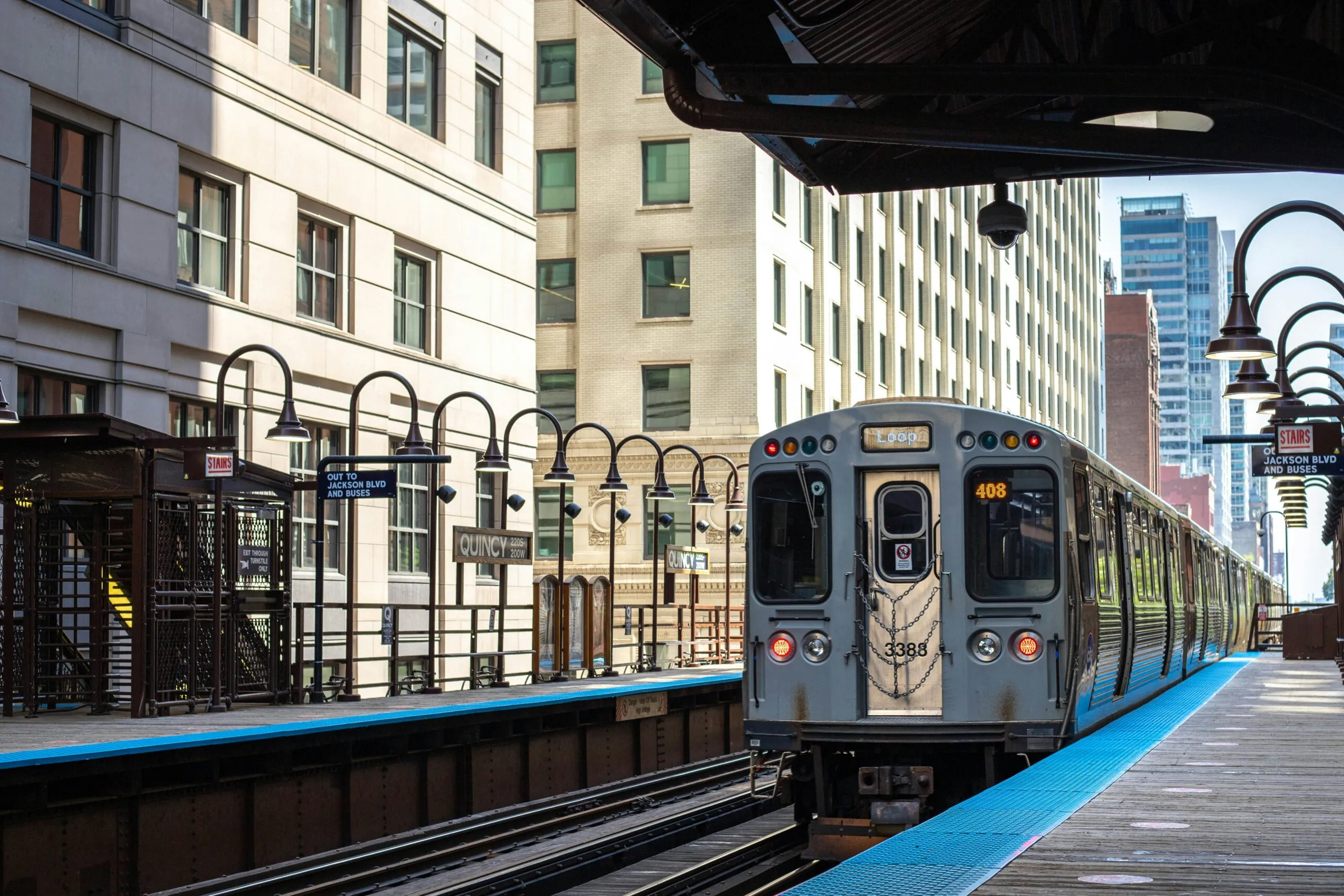 Foto de trem em estação em Chicago, Autoridade de Trânsito de Chicago Abuso de tempo de trabalho remoto
