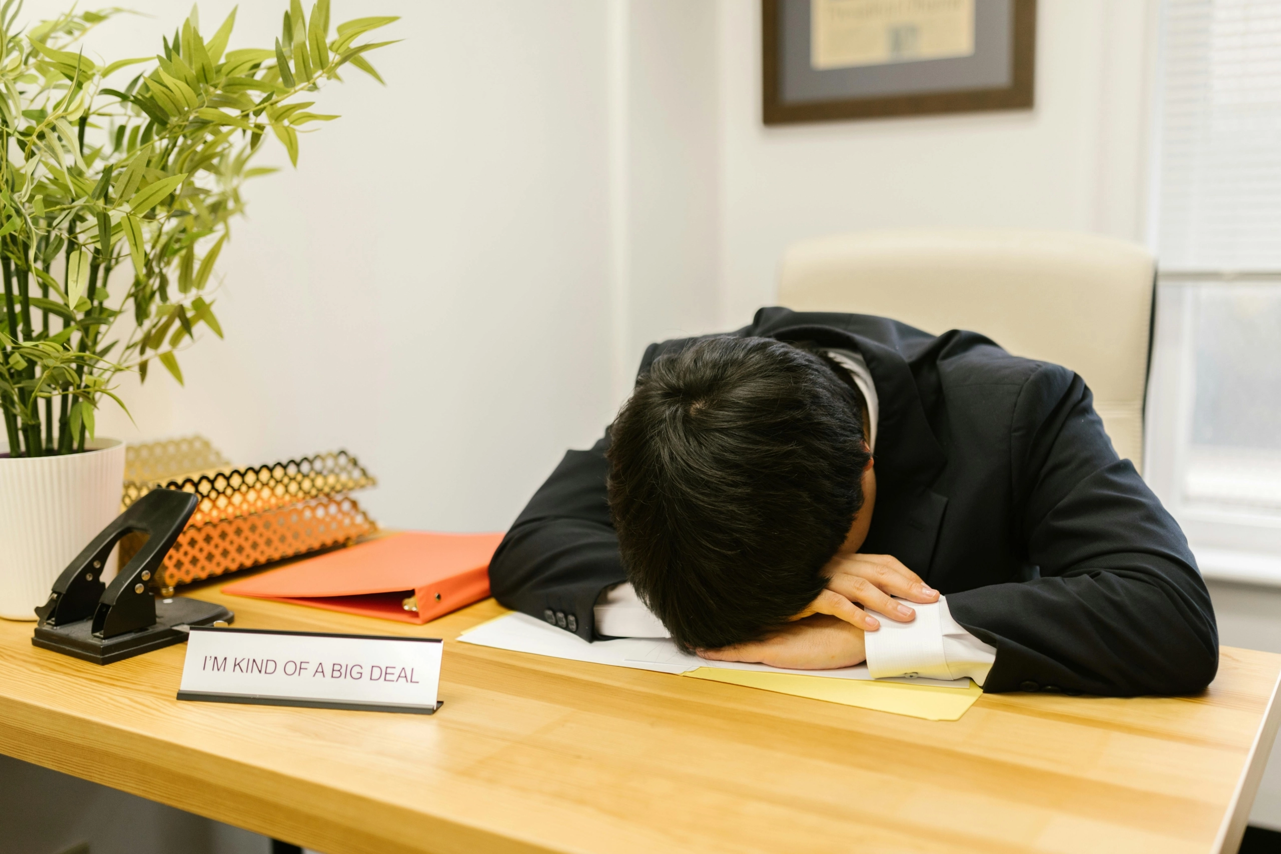 Imagem de um funcionário remoto cochilando durante o expediente
