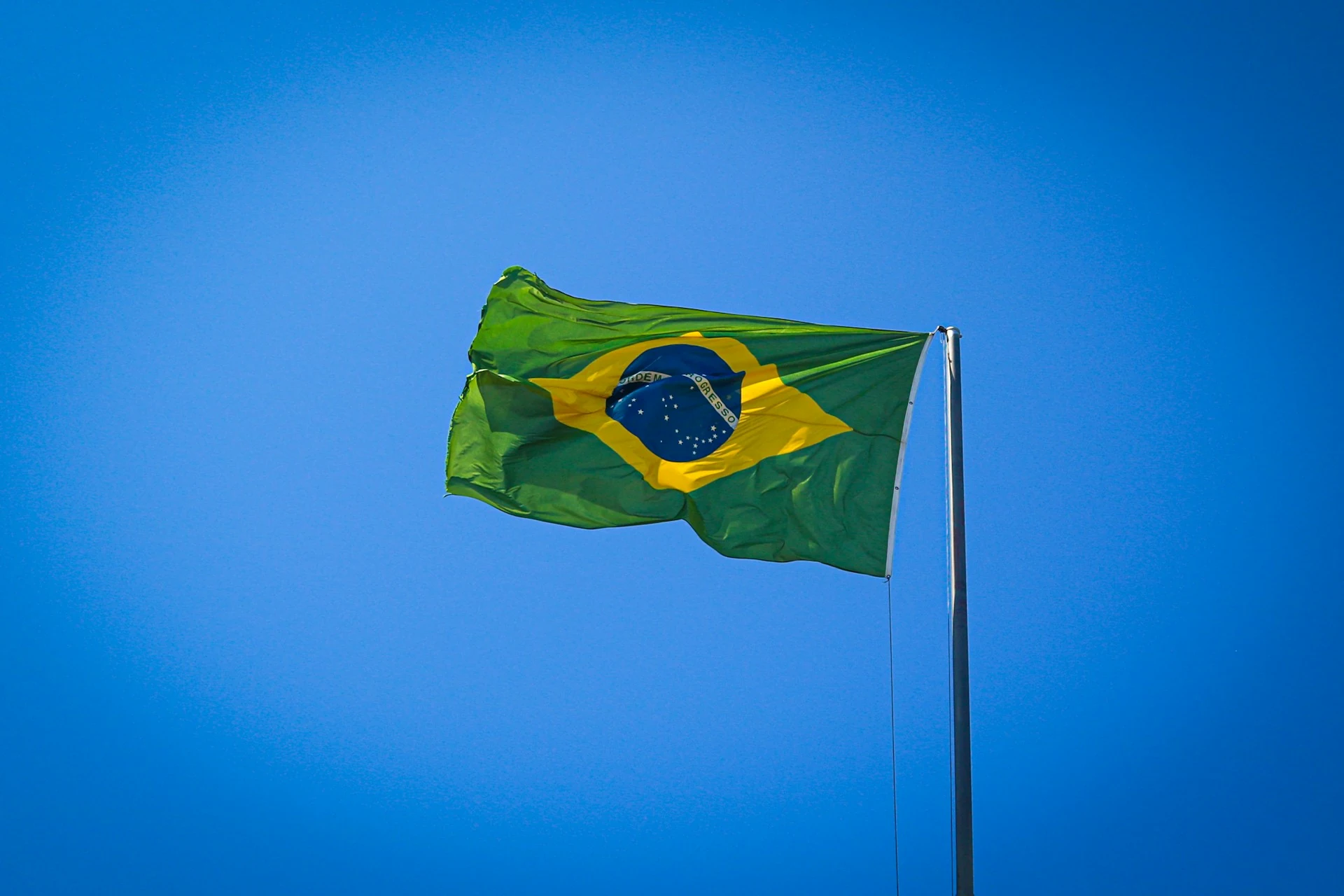 Photo of the Brazilian flag; minimum wage in 2026 rises to R$1,630