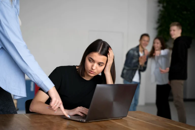 Donna vittima di mobbing al lavoro.