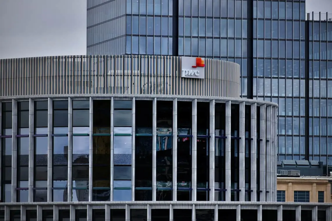 Imagem do escritório da PwC, que impôs novo sistema de monitoramento de presença de seus funcionários
