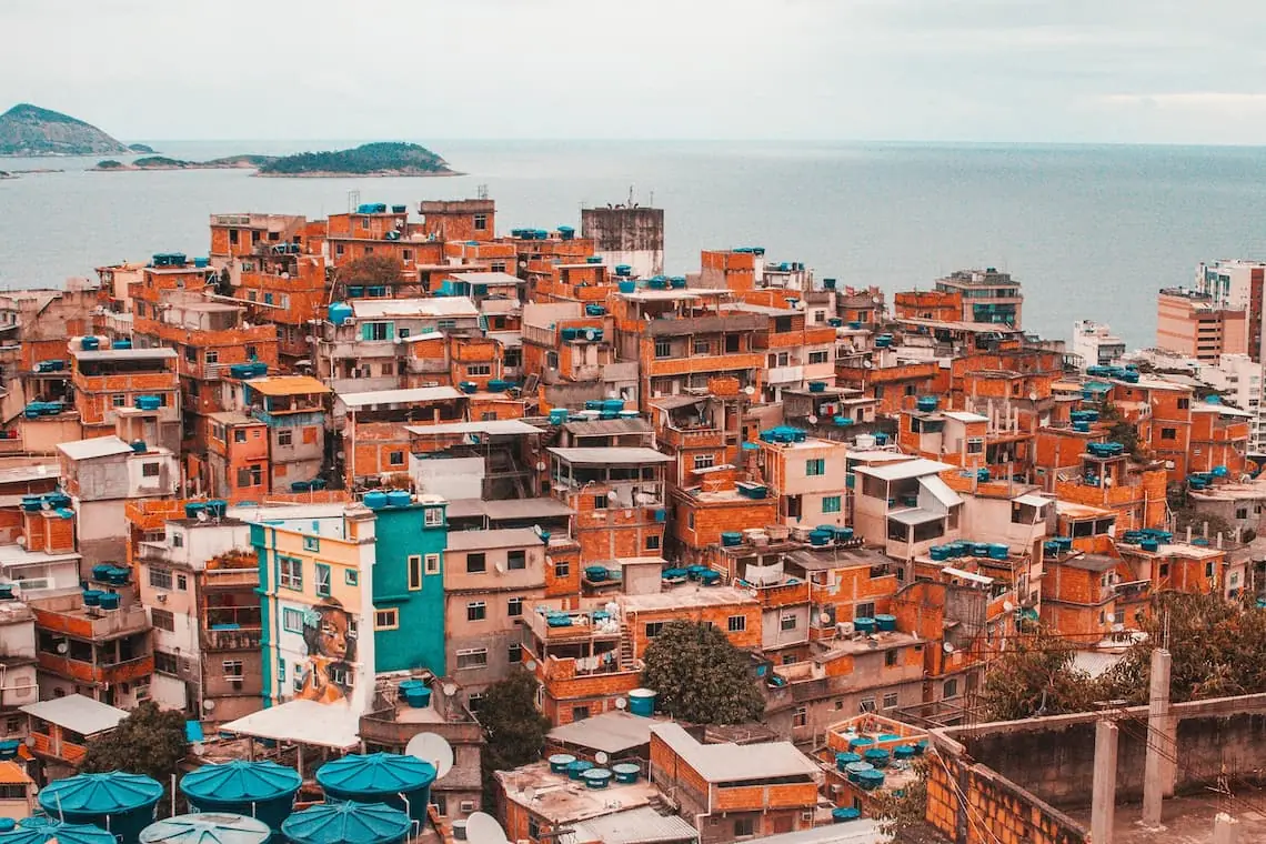 Foto de uma favela no Brasil