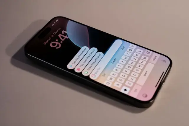 Asistente de voz Siri mostrado en un iPhone.