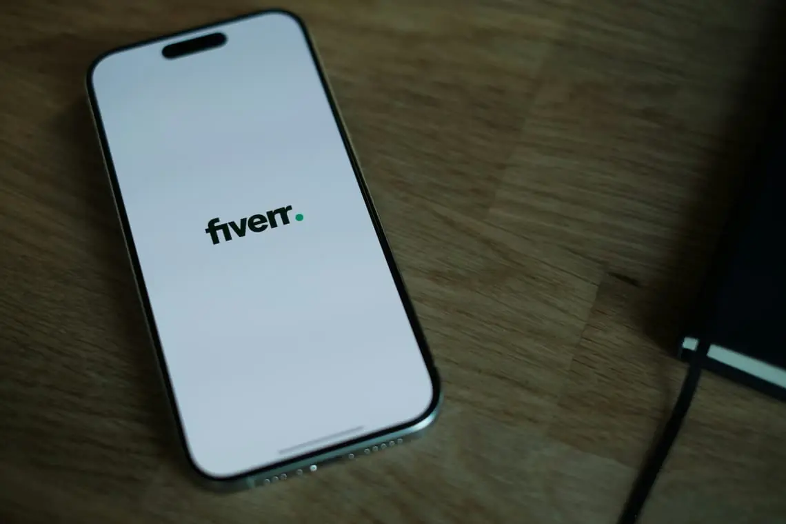 Fiverr demitirá 250 de seus funcionários para apostar em IA