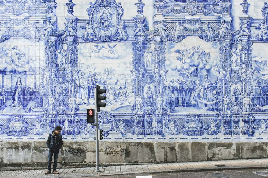 Imagem representativa de um mural de azulejos em Portugal