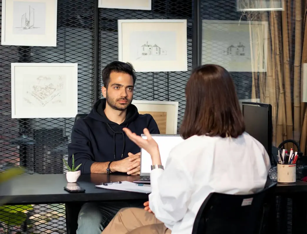 Un recruteur essayant d'embaucher le bon candidat pour le poste