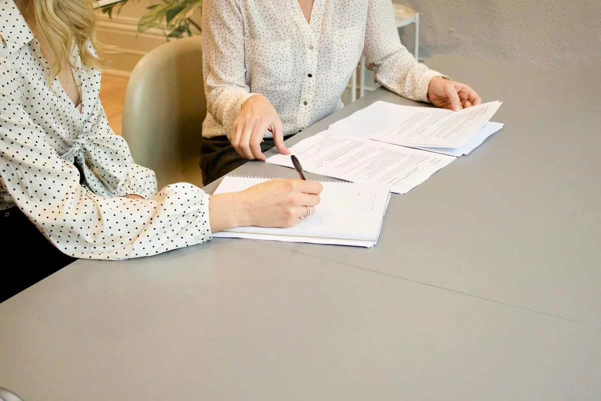 Duas funcionárias negociando um contrato de trabalho