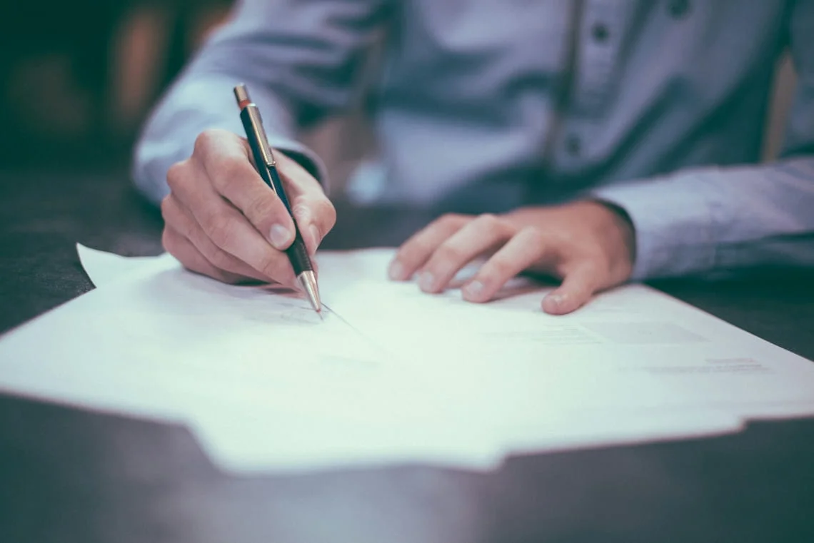 Trabalhador remoto a assinar contrato de teletrabalho