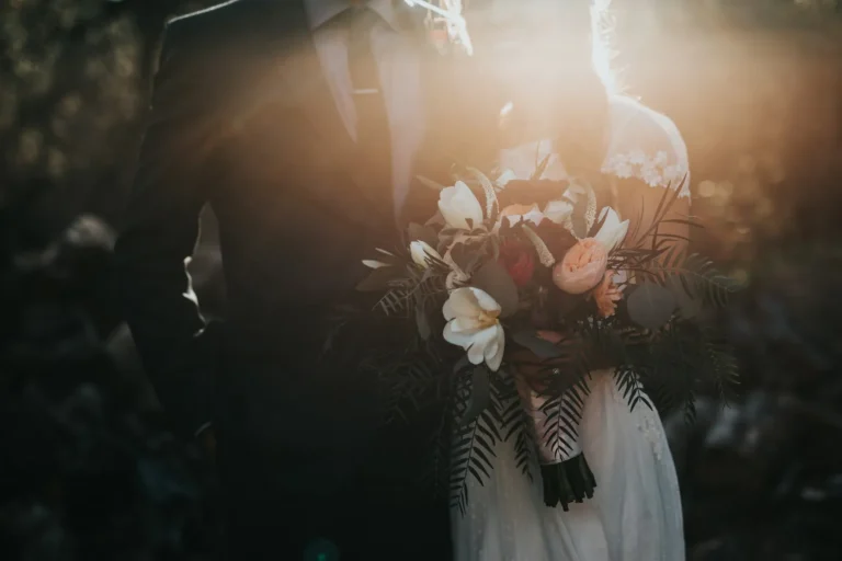 Noivos lado a lado usufruindo da licença casamento para se casar.