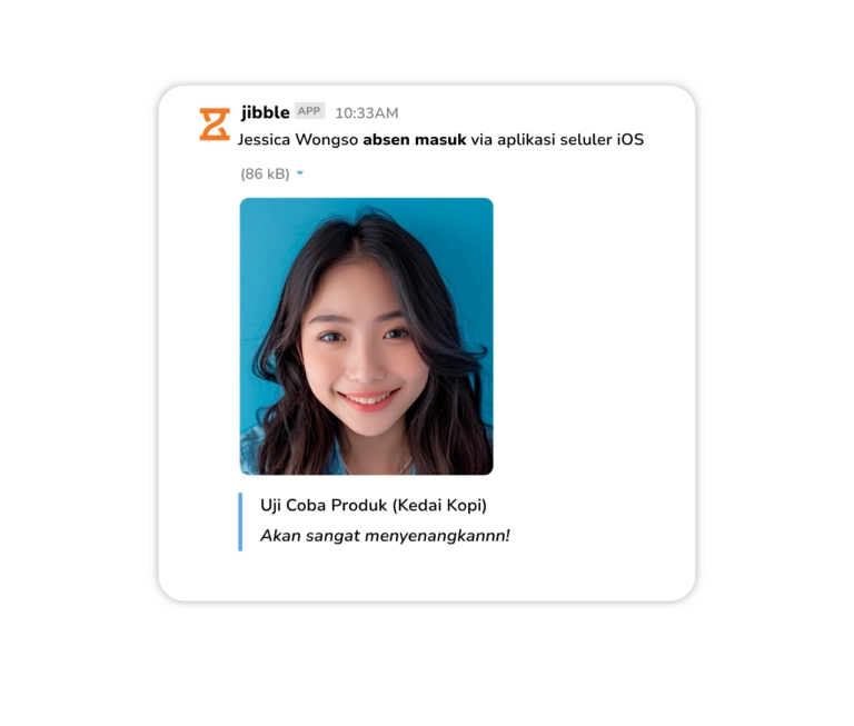 Seorang wanita diverifikasi clock innya dengan aplikasi absensi